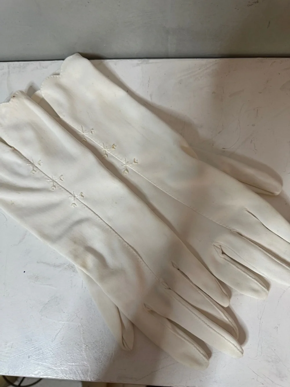VINTAGE WHITE EMBROIDERED GLOVES 7-7.5